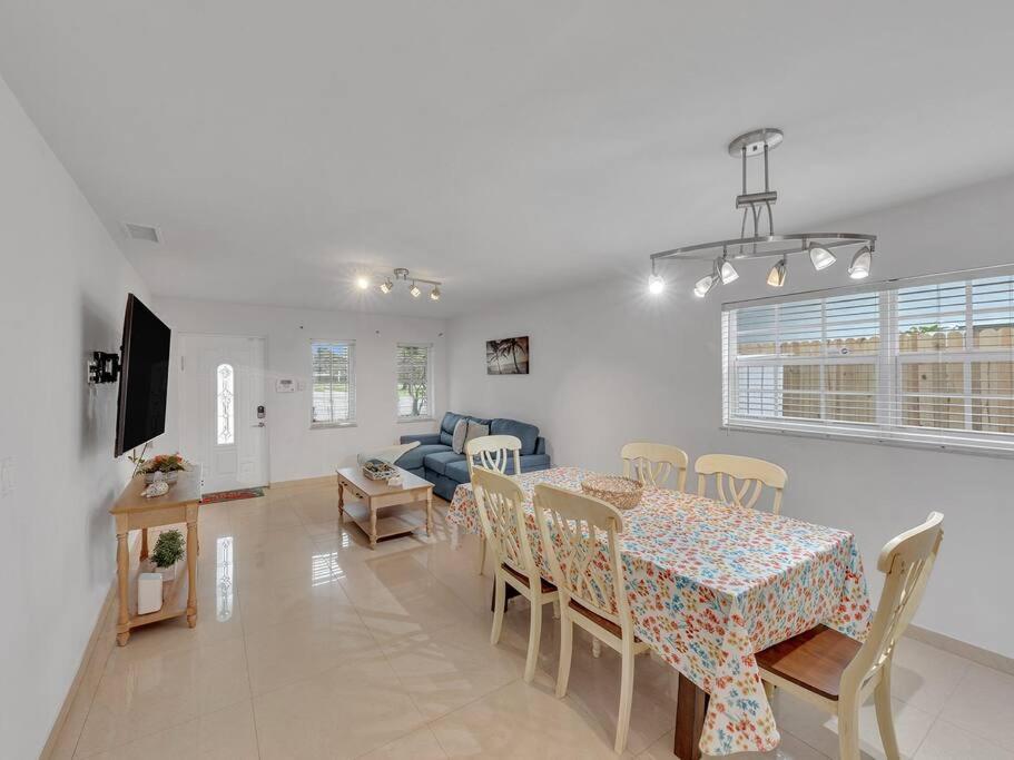Supervilla - Lakefront - Sunsets, Kayaks, Grill Fort Lauderdale Esterno foto