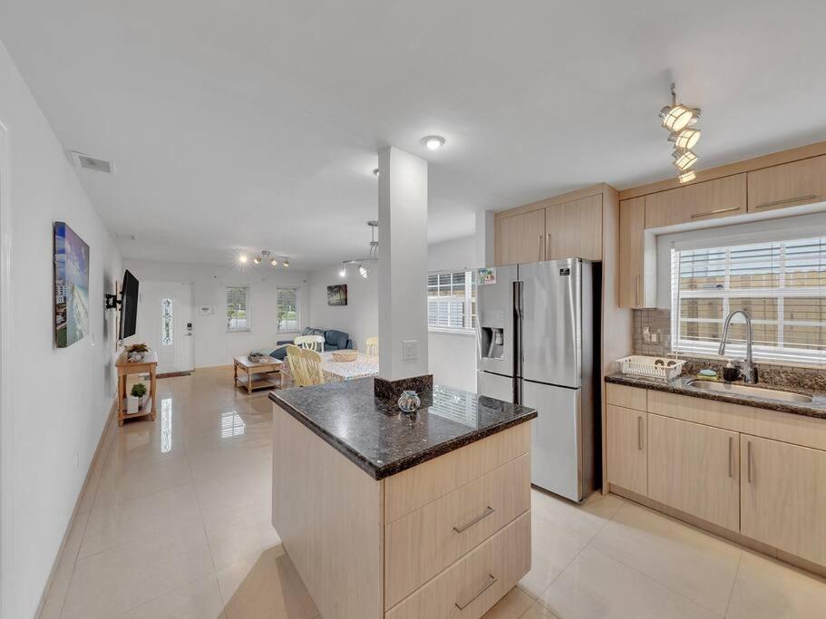 Supervilla - Lakefront - Sunsets, Kayaks, Grill Fort Lauderdale Esterno foto