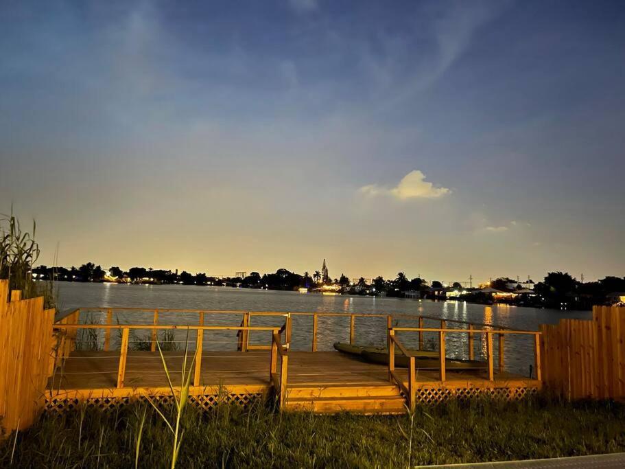 Supervilla - Lakefront - Sunsets, Kayaks, Grill Fort Lauderdale Esterno foto