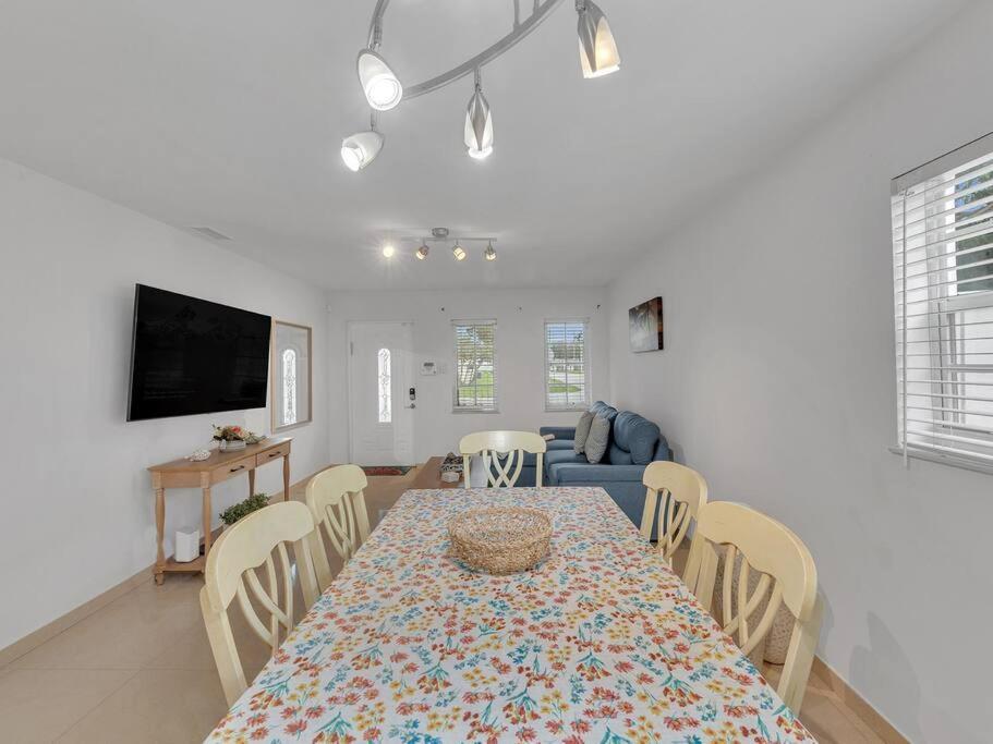 Supervilla - Lakefront - Sunsets, Kayaks, Grill Fort Lauderdale Esterno foto